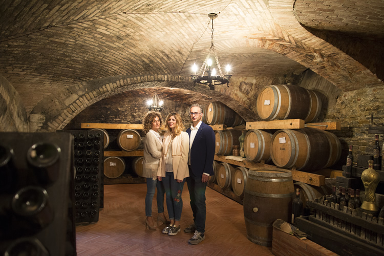 Book a visit to the cellar. Family welcome.